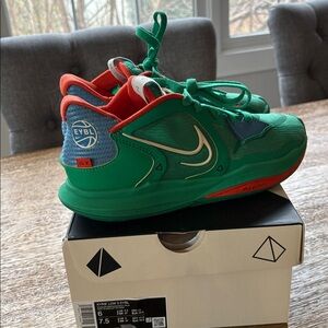 Nike EYBL Kyrie Low 5 sz 6 (wns 7.5) Stadium Green/ Coconut Milk